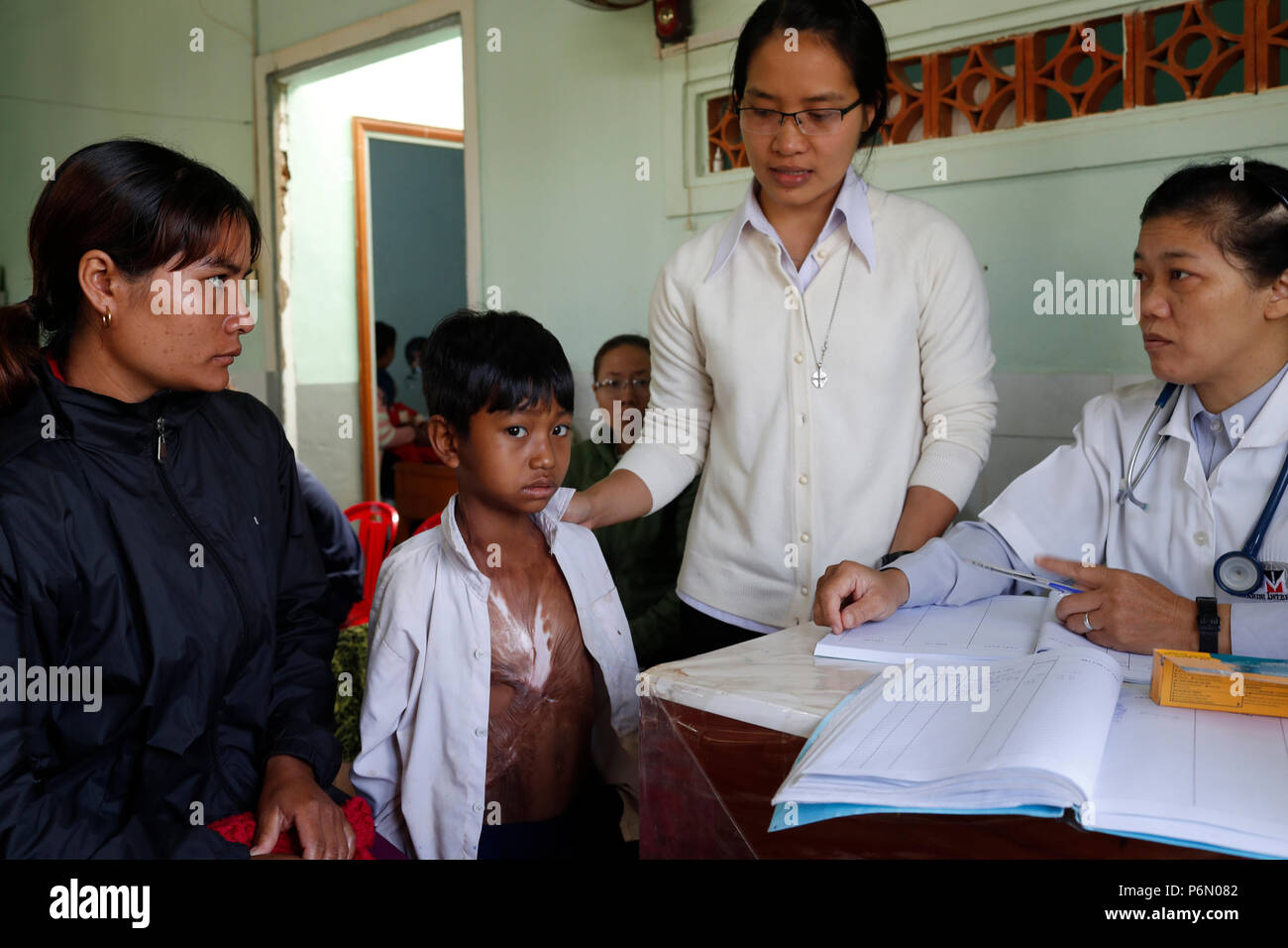 Free health clinic gestito dalle Suore Francescane Missionarie di Maria. Consultazione medica. Dalat. Il Vietnam. Foto Stock