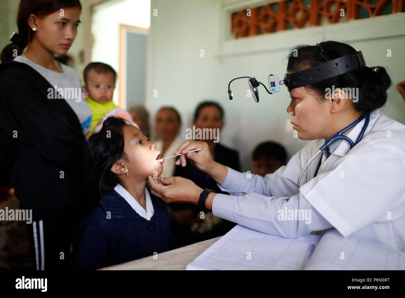 Free health clinic gestito dalle Suore Francescane Missionarie di Maria. Consultazione medica. Dalat. Il Vietnam. Foto Stock