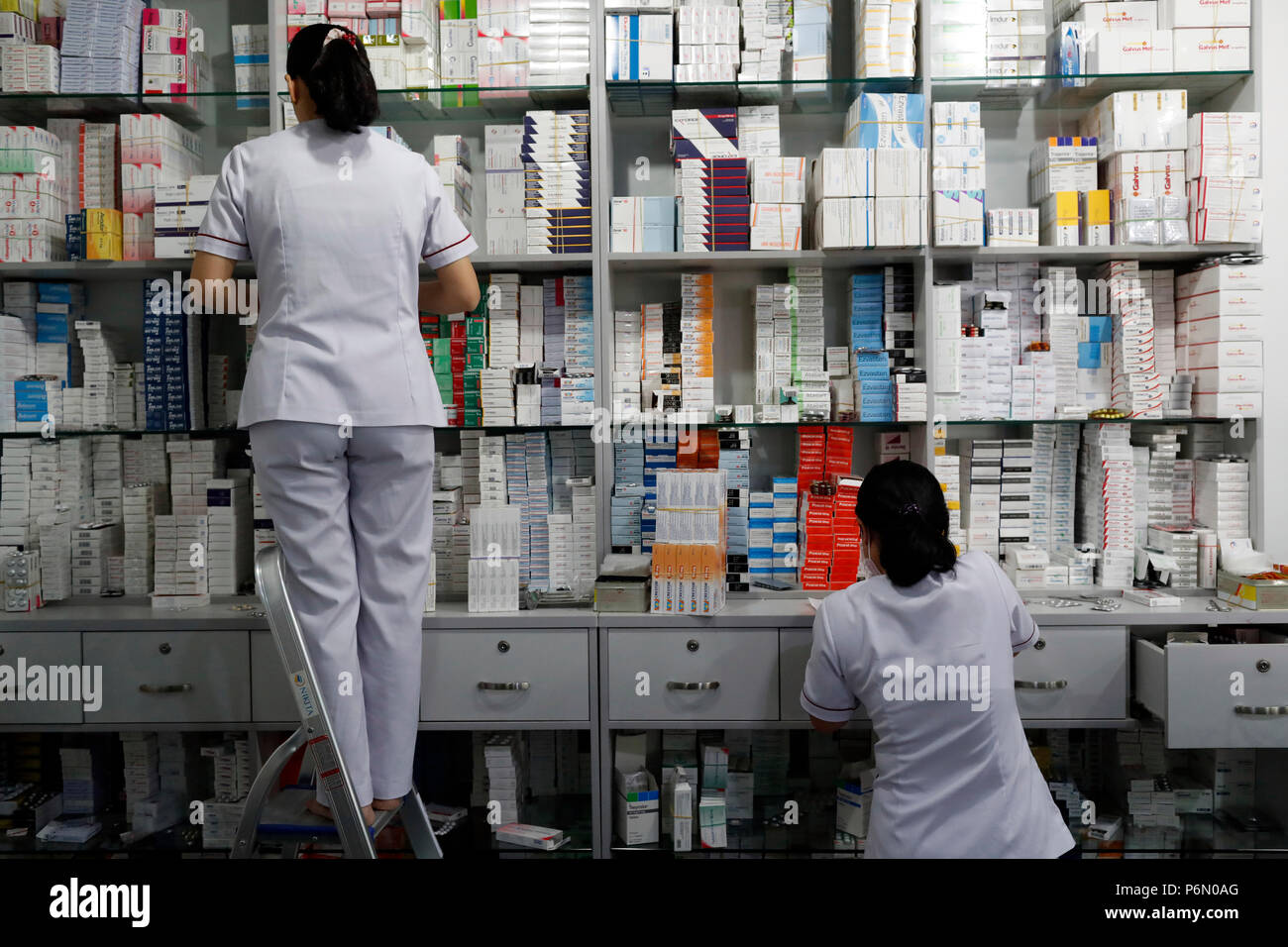 La farmacia ospedaliera. Farmacisti inventario di controllo. Ho Chi Minh City. Il Vietnam. Foto Stock