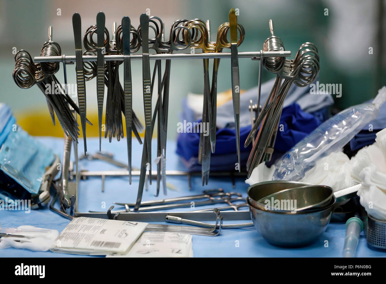 Duc Tam Cardiologia Ospedale. Teatro operativo. Gli interventi di cardiochirurgia. Strumenti chirurgici. Ho Chi Minh City. Il Vietnam. Foto Stock