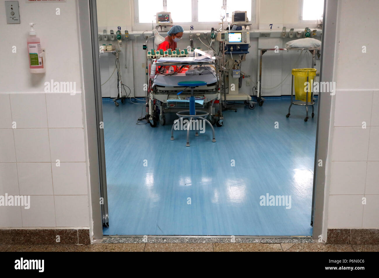 Duc Tam Cardiologia Ospedale. Bambini vietnamiti affetti da malattie di cuore. Unità di cura intensiva. Ho Chi Minh City. Il Vietnam. Foto Stock