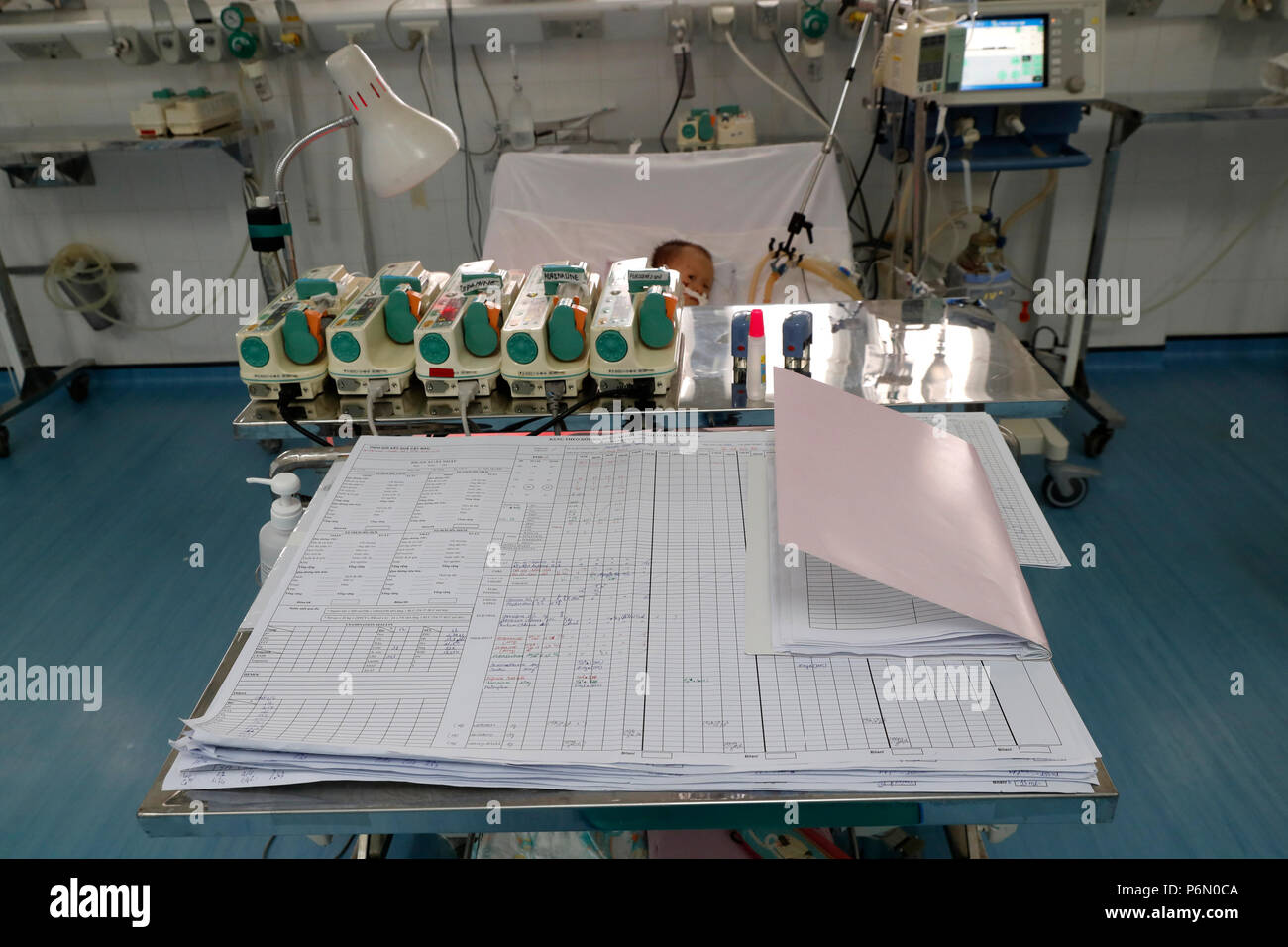 Duc Tam Cardiologia Ospedale. Bambini vietnamiti affetti da malattie di cuore. Unità di cura intensiva. Ho Chi Minh City. Il Vietnam. Foto Stock