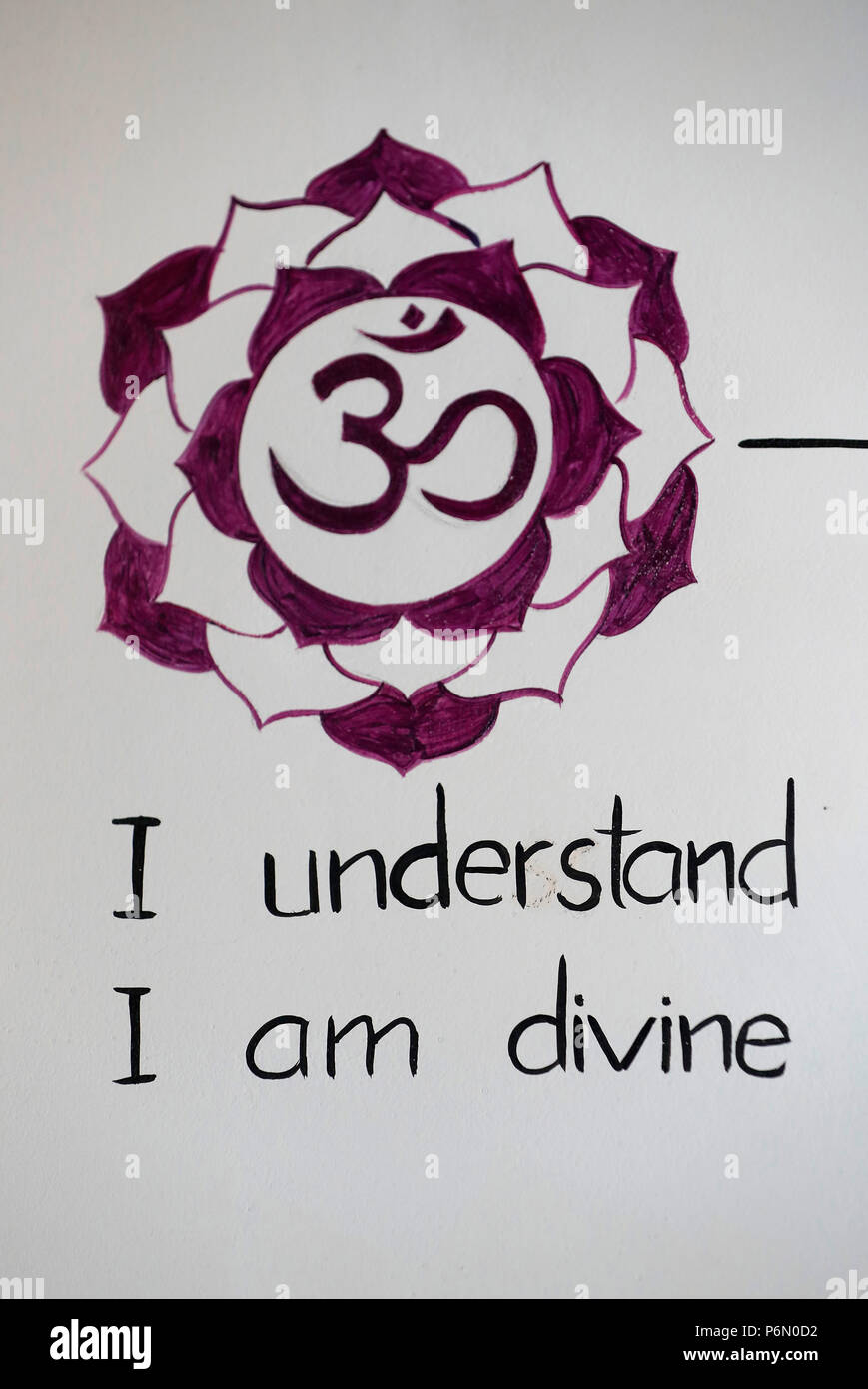 Pittura buddista su una parete : ho capito io sono la divina. Simbolo di Om. Ho Chi Minh City. Il Vietnam. Foto Stock