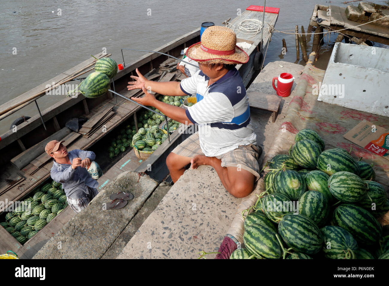 Mercato galleggiante lungo il fiume Mekong. I cocomeri. In Cai Be. Il Vietnam. Foto Stock