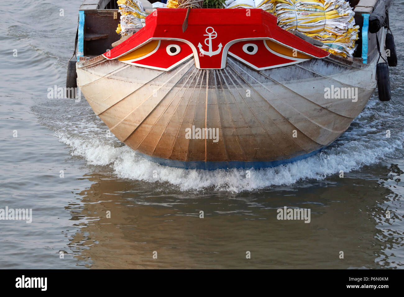 Barca colorati dipinti con buona fortuna occhio. Delta del Mekong. In Cai Be. Il Vietnam. Foto Stock