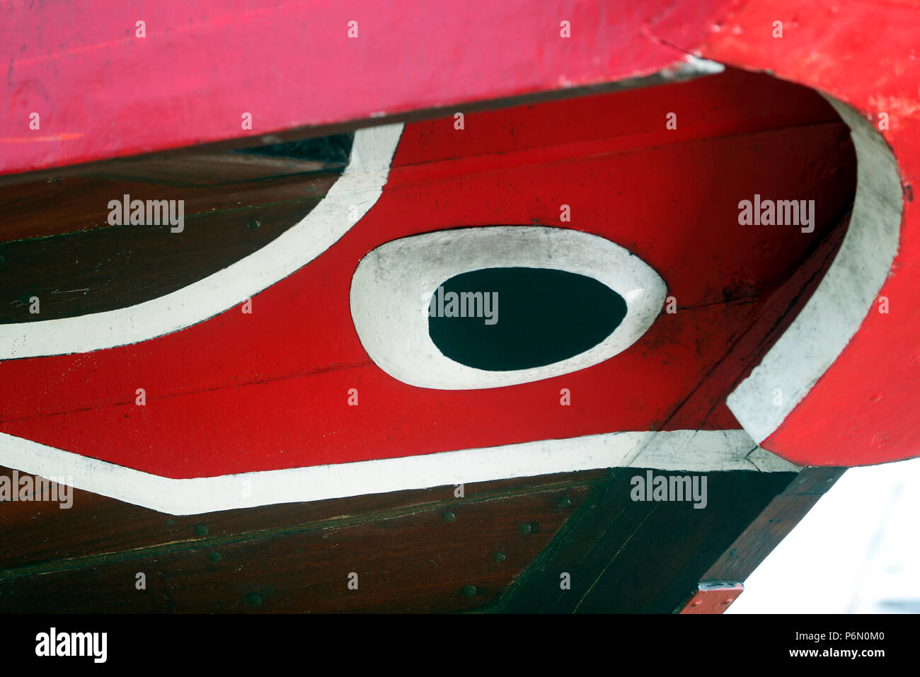 Barca colorati dipinti con buona fortuna occhio. Delta del Mekong. In Cai Be. Il Vietnam. Foto Stock