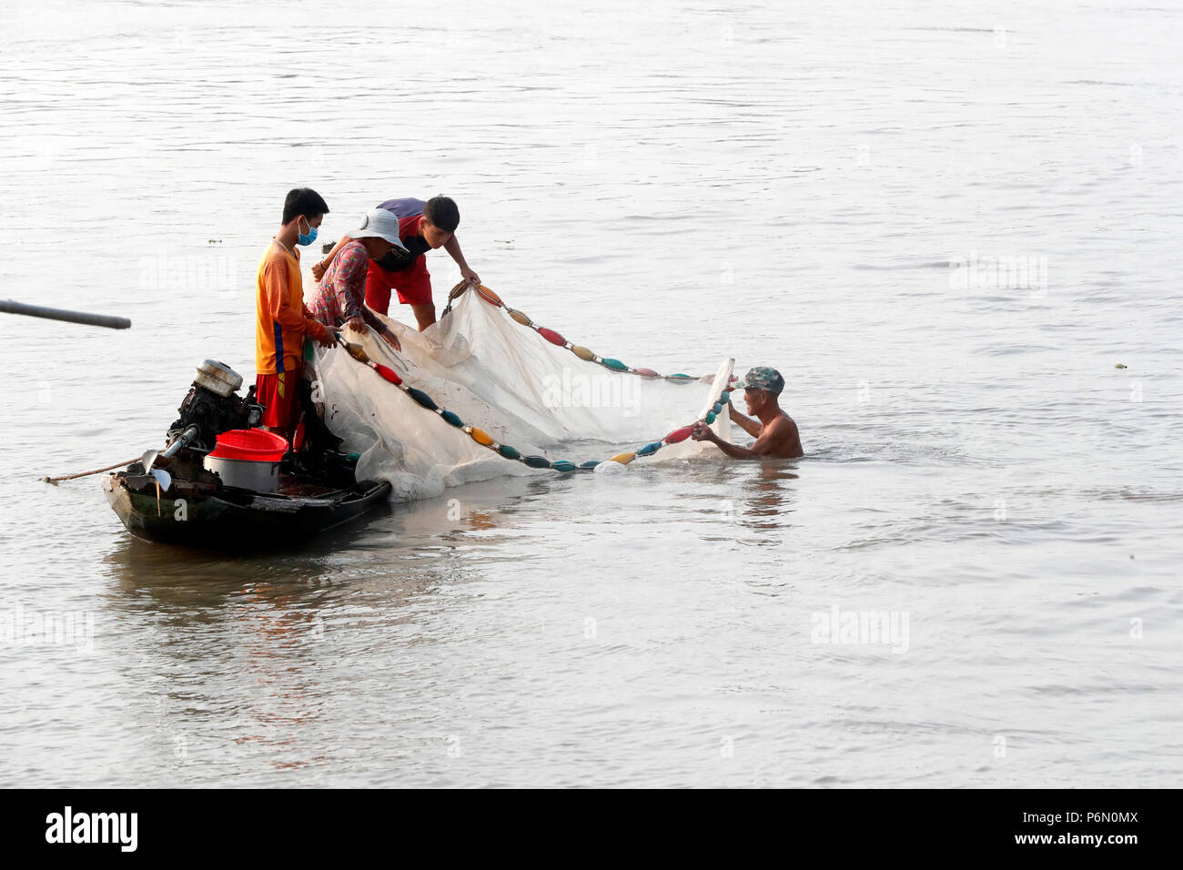 I pescatori in azione durante la pesca. In Cai Be. Il Vietnam. Foto Stock