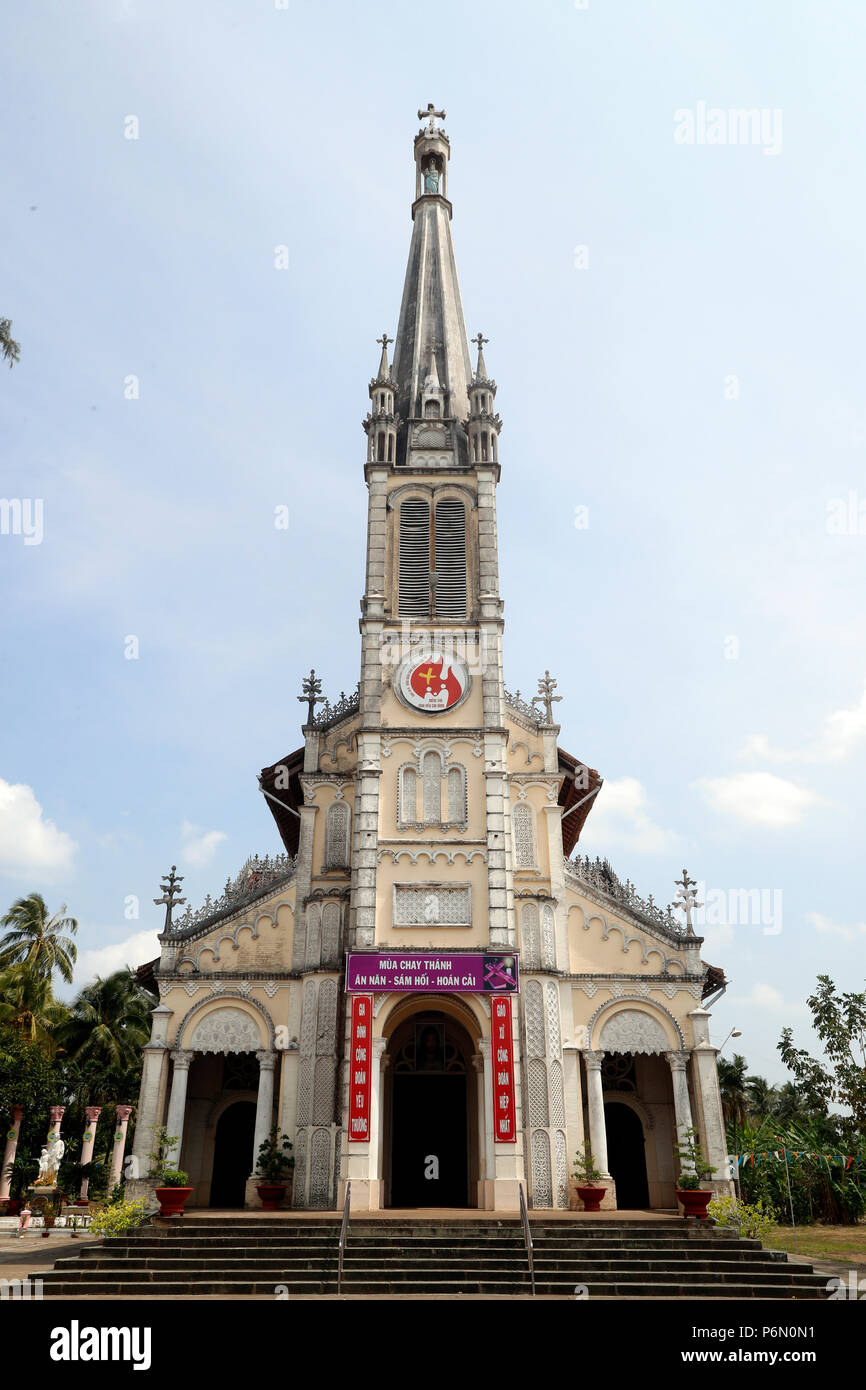 Costruito nel 1929-1932, Cai essere Chiesa cattolica ha il più alto campanile del Tien Giang provincia. In Cai Be. Il Vietnam. Foto Stock