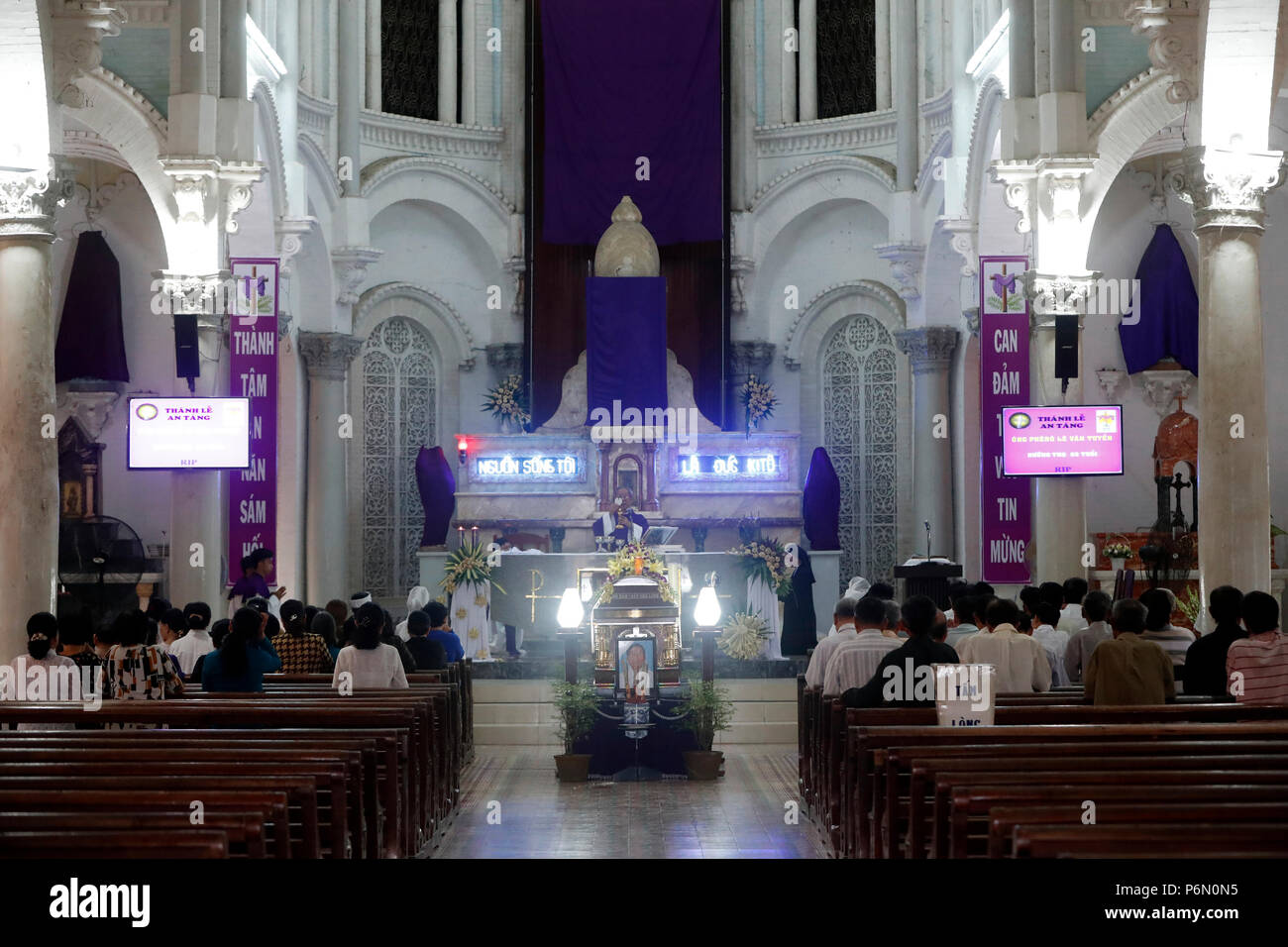 In Cai Be chiesa cattolica, servizio funebre. In Cai Be. Il Vietnam. Foto Stock