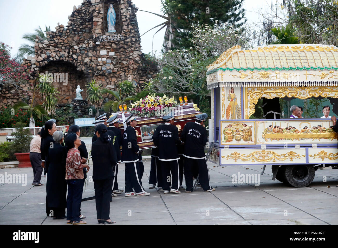 In Cai Be chiesa cattolica, servizio funebre. In Cai Be. Il Vietnam. Foto Stock
