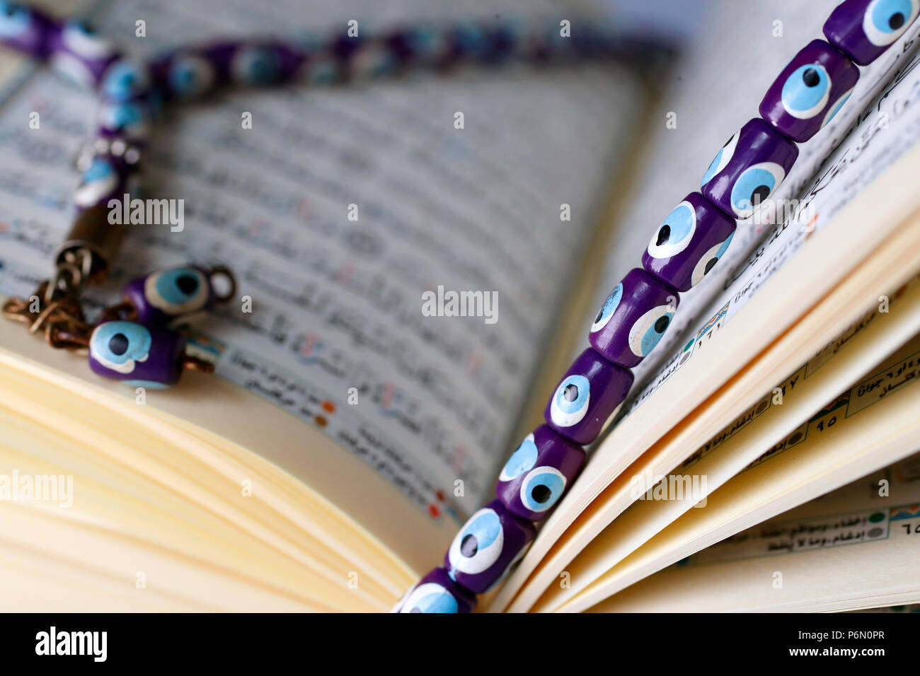 Arabo il Sacro Corano e una preghiera perle. Foto Stock