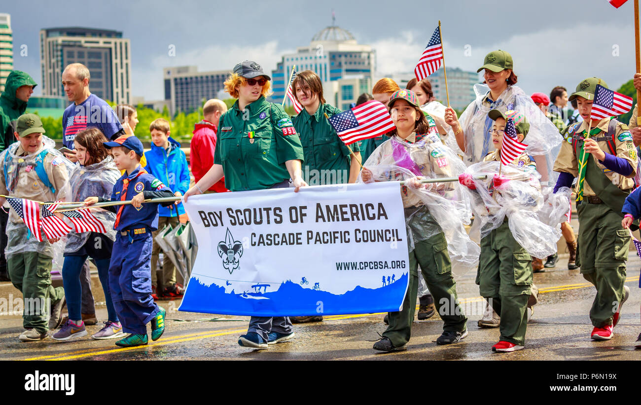 Portland, Oregon, Stati Uniti d'America - 9 Giugno 2018: Boy Scouts of America nella Grande sfilata floreale, durante il Portland Rose Festival 2018. Foto Stock