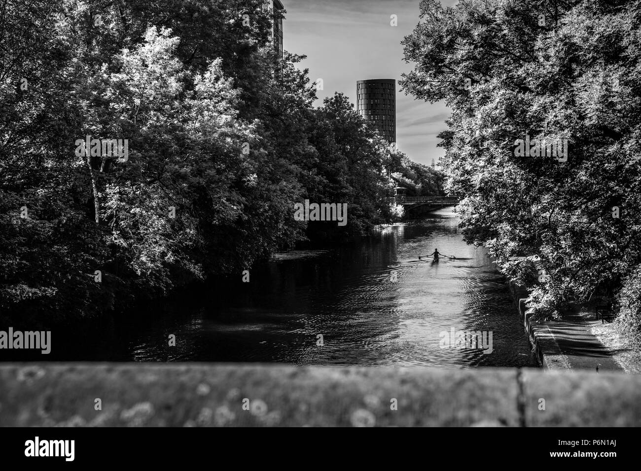 Il fiume Soar in bianco e nero viene eseguita attraverso la pittoresca città di Leicester. Foto Stock