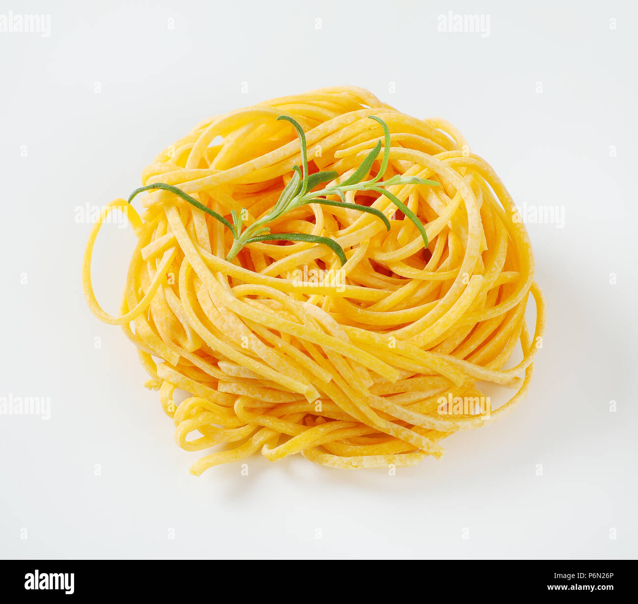 Bundle di spaghetti con rosmarino su sfondo bianco Foto Stock