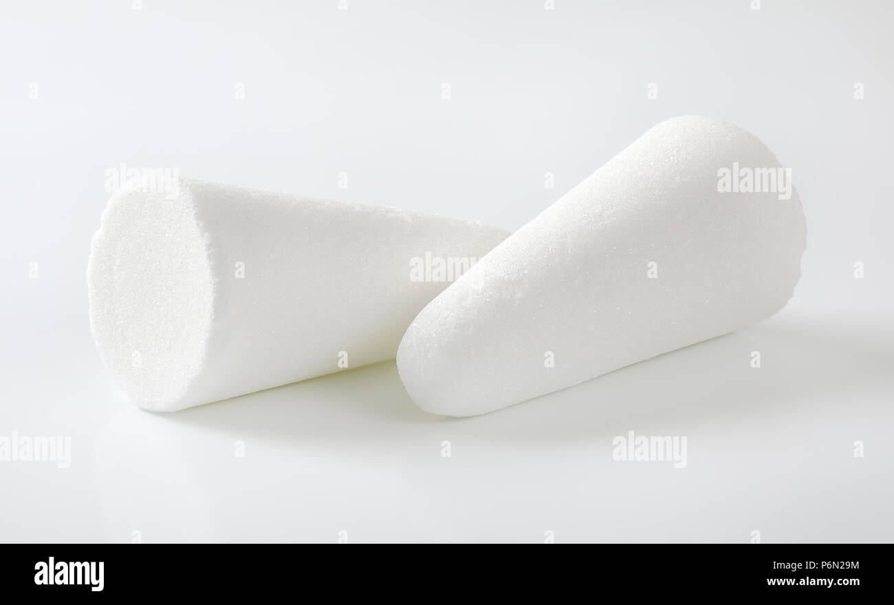 Due zucchero bianco pani o coni su sfondo bianco Foto Stock