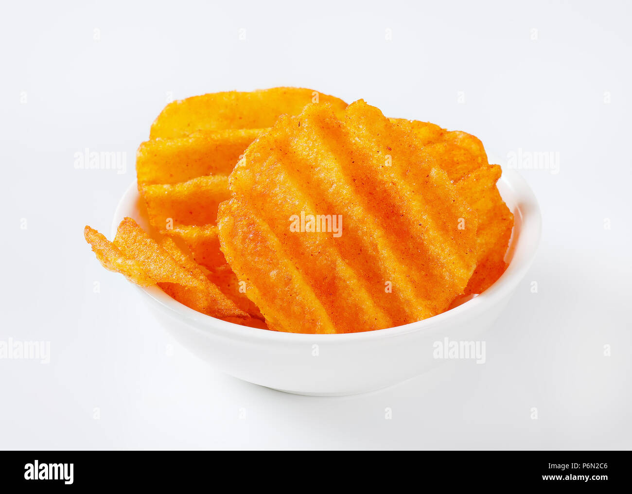 Ciotola di patate fritte chips su sfondo bianco Foto Stock