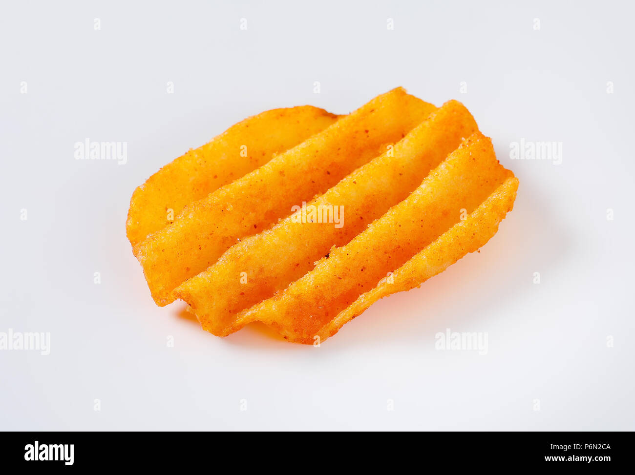 Patate fritte chip su sfondo bianco Foto Stock