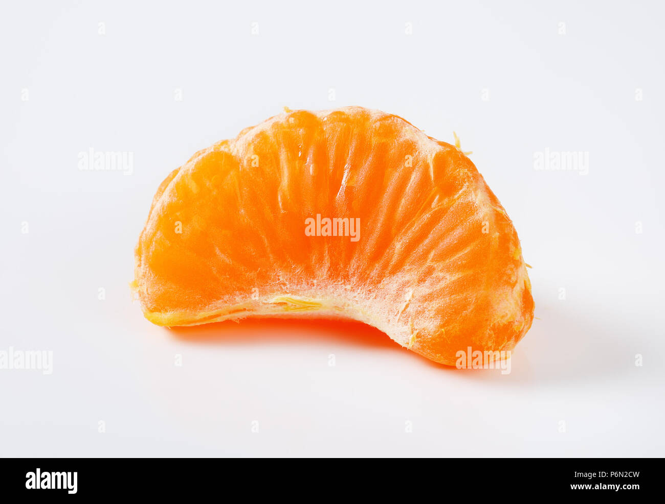 Fetta di mandarino fresco su sfondo bianco Foto Stock