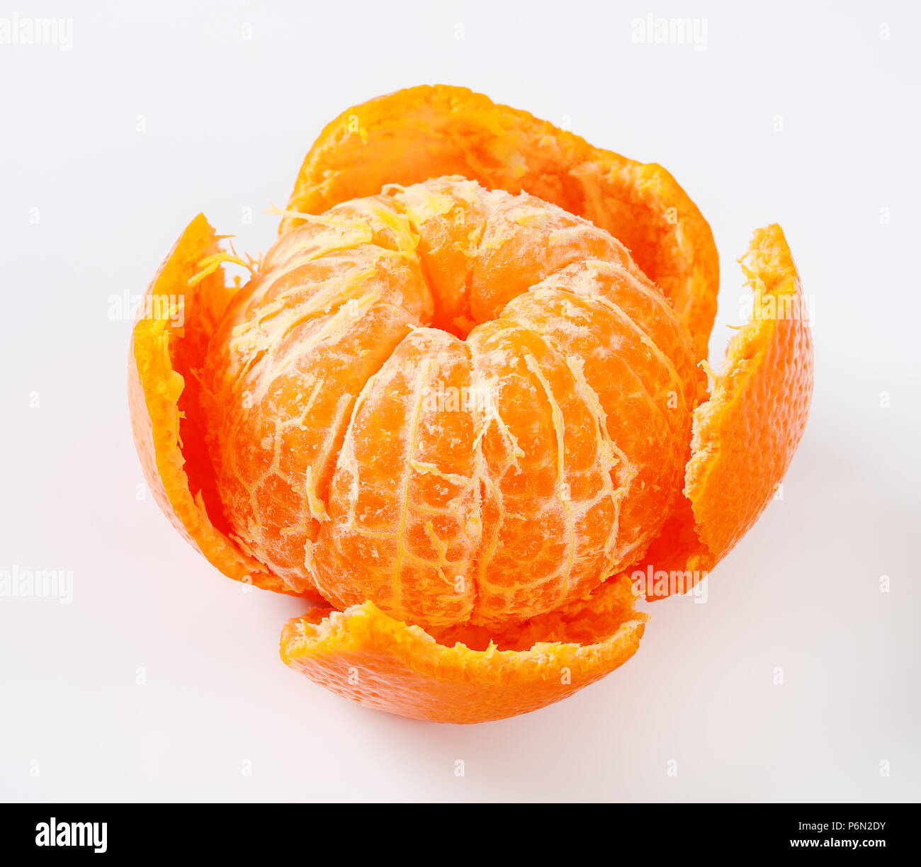 Sbucciate mature tangerine su sfondo bianco Foto Stock