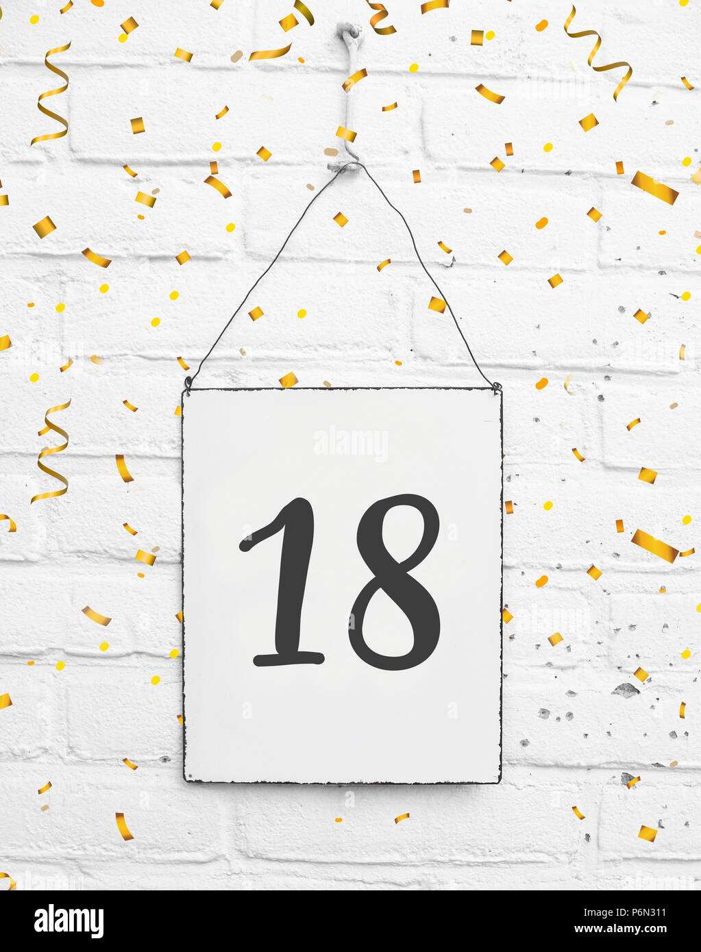 18 Diciotto Anni Festa Di Compleanno Di Testo Del Biglietto Con Golden Coriandoli Piastra In Metallo Bianco Sfondo Mattone Foto Stock Alamy