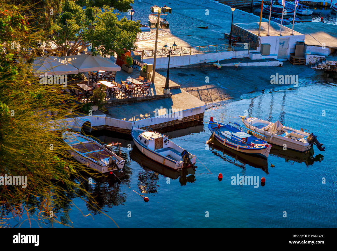 Vista del motore di pesca barche sul lago di Voulismeni ad Agios Nikolaos, Creta, Grecia Foto Stock