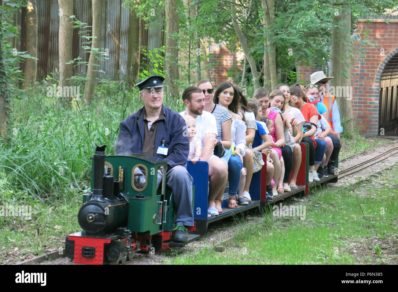 Il pubblico mensile in esecuzione a Delapre Park, Northampton è un popolare gita per treno a vapore, gli appassionati di adulti e ragazzi uguali; 50p un giro Foto Stock