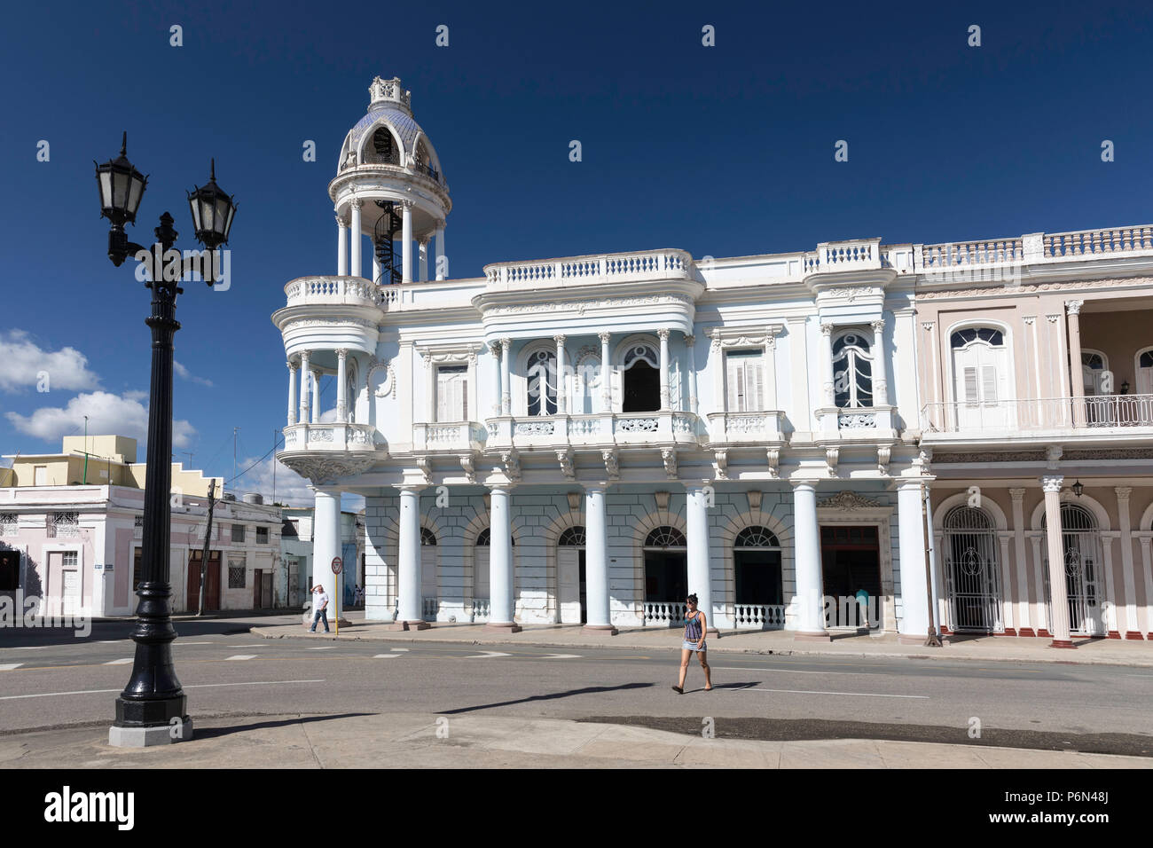 La Casa de Cultura nel Palacio Ferrer da Plaza José Martí, Cienfuegos, Cuba. Foto Stock