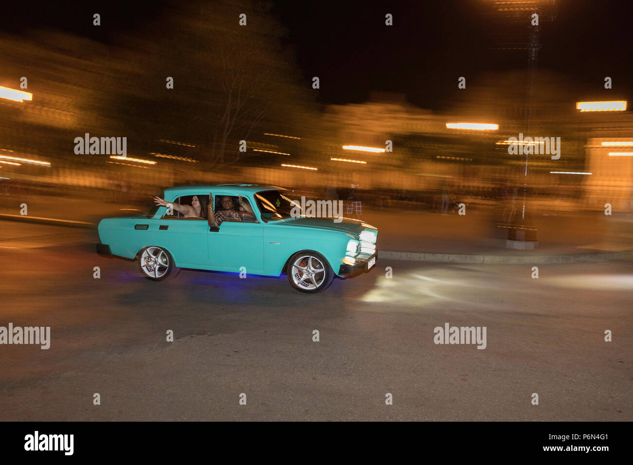 Fatto russo Lada taxi con i passeggeri durante la notte nella città di Cienfuegos, Cuba. Foto Stock
