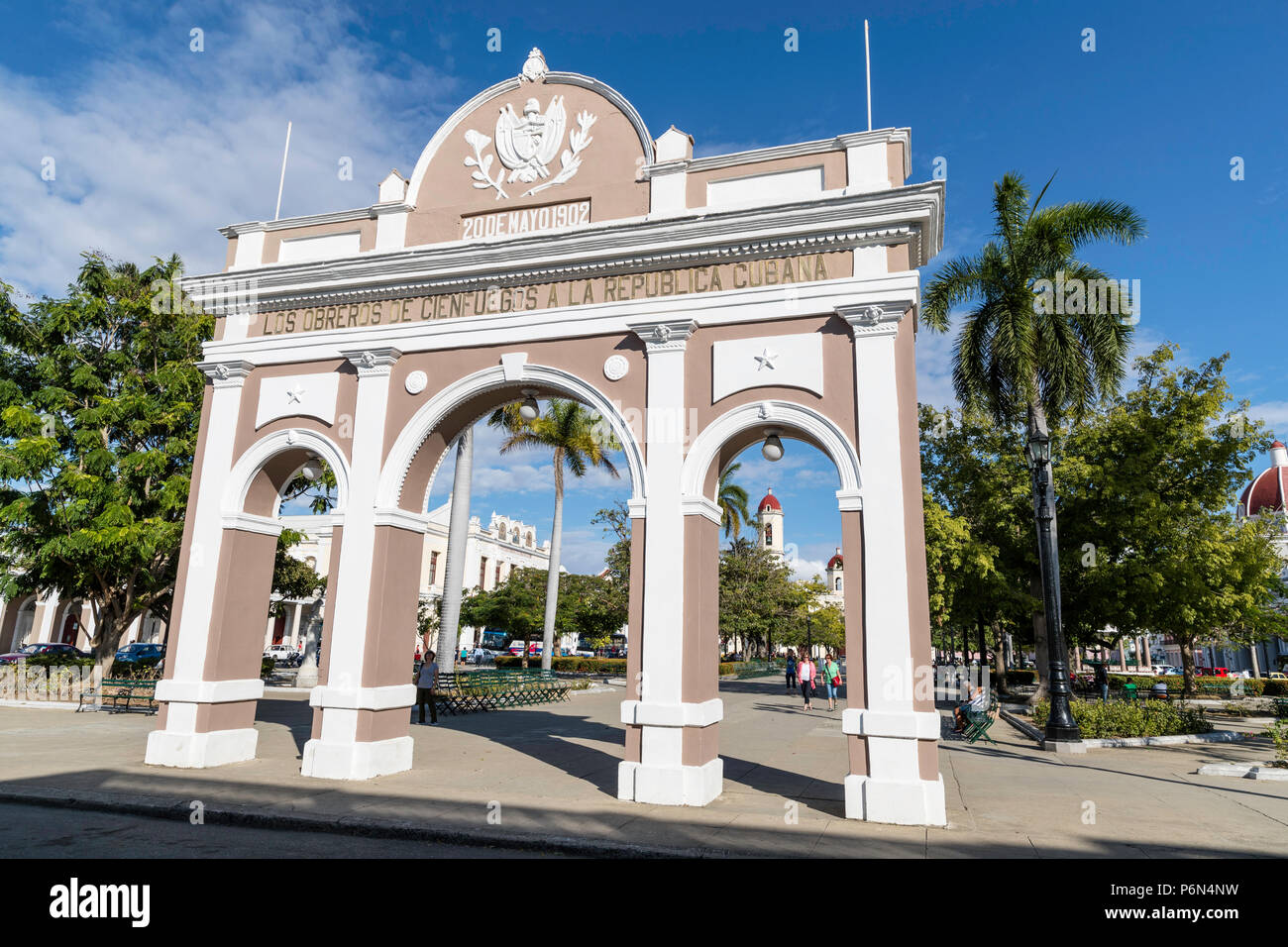 L'Arco de Triunfo replica nel Parque José Martí nella città di Cienfuegos, Cuba. Foto Stock