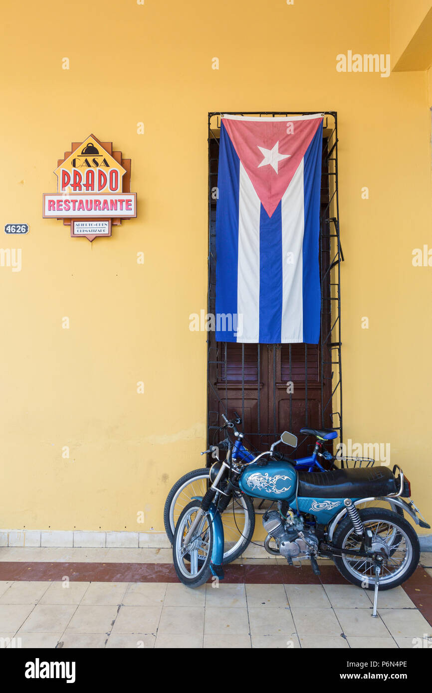 Bandiera cubana appeso al di fuori della casa ristorante Prado, Cienfuegos, Cuba Foto Stock