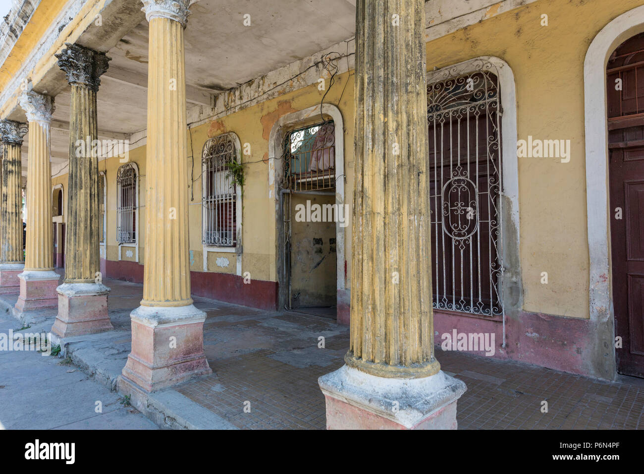Abbandonata la scatola coloniale a Cienfuegos, Cuba Foto Stock