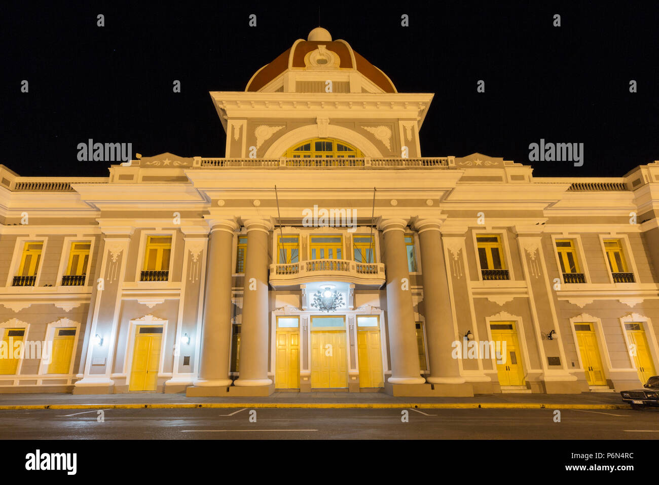 Antiguo Ayuntamiento di notte, casa dell'edificio del governo provinciale a Cienfuegos, Cuba Foto Stock