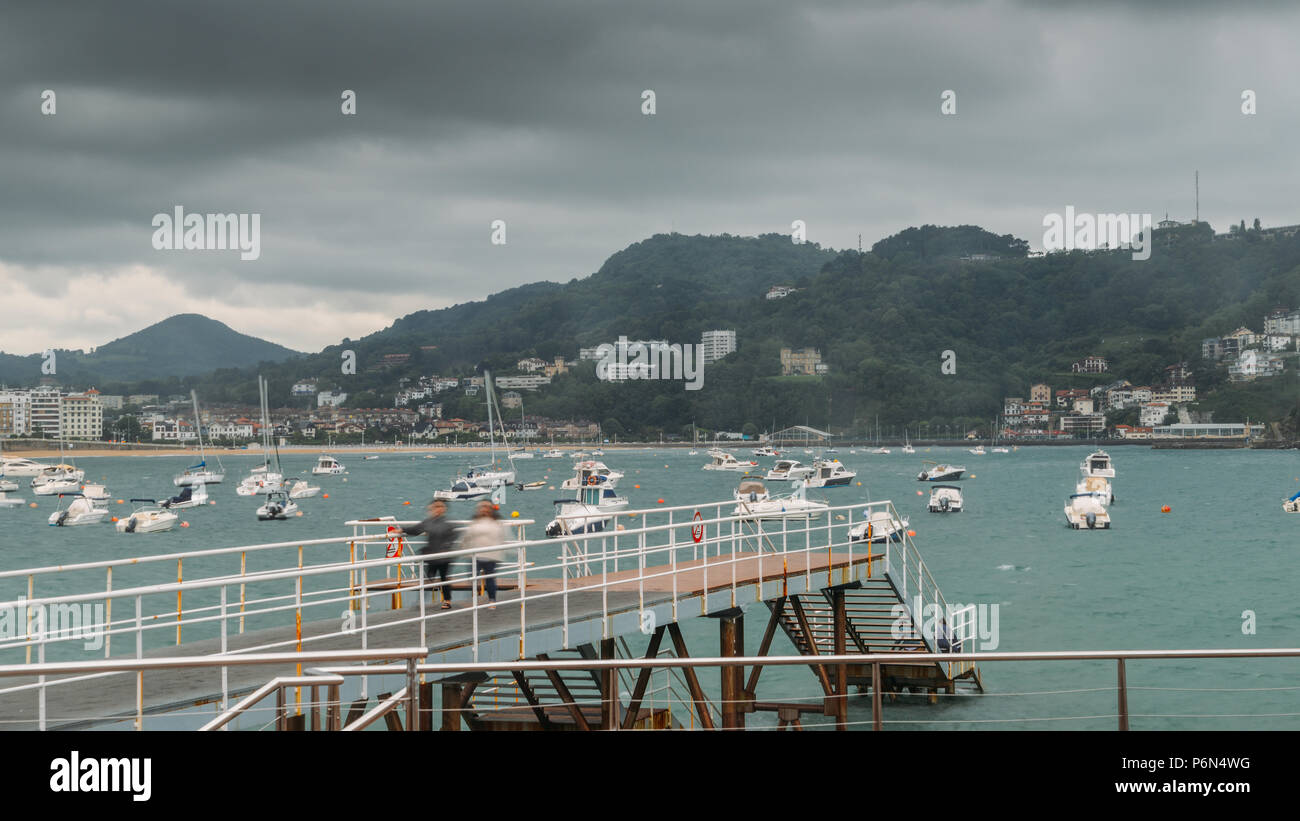 Famosa spiaggia di La Concha visto dal molo di Donostia San Sebastian, la città costiera sul Golfo di Biscaglia Foto Stock