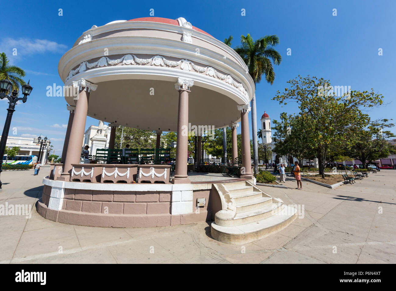 Banda a cupola stand nel Parque JoseÌ MartiÌ, Cienfuegos, Cuba Foto Stock