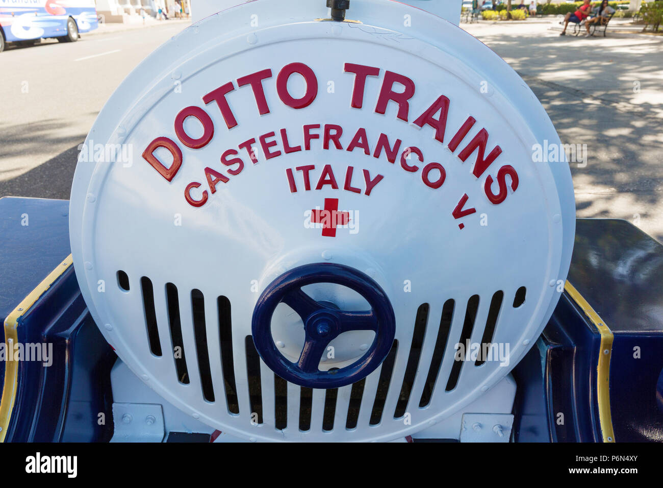 Treno turistico costruito in Italia operando in Parque JoseÌ MartiÌ, Cienfuegos, Cuba Foto Stock