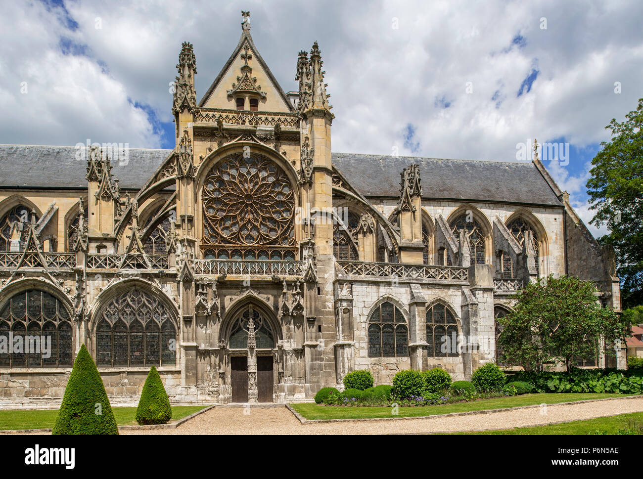 Collégiale Notre Dame des Andelys / Chiesa di Nostra Signora con gotico fiammeggiante rosone a Les Andelys, Eure reparto, Normandia, Francia Foto Stock