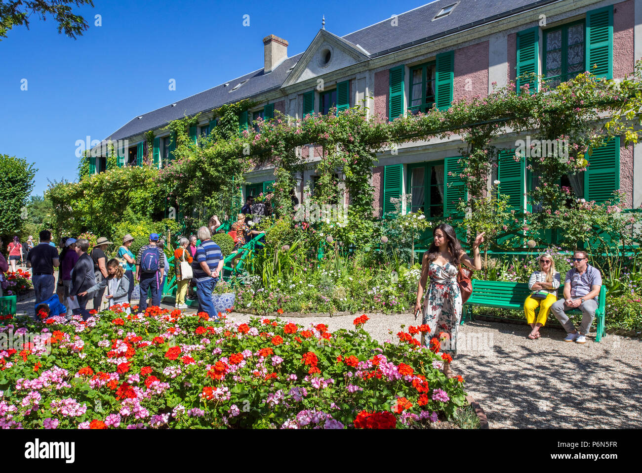 I turisti che visitano il giardino e la casa in estate del pittore impressionista Claude Monet a Giverny, Eure, Normandia, Francia Foto Stock