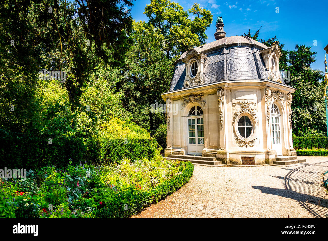 Parc de Bagatelle è stato votato come uno dei dieci migliori giardini più belli al mondo. Si trova all'interno del Bois de Boulogne di Parigi, Francia Foto Stock