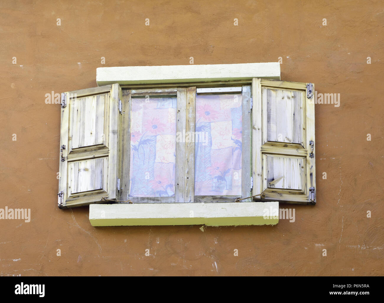 Bella e antica finestra in stile italiano Foto Stock