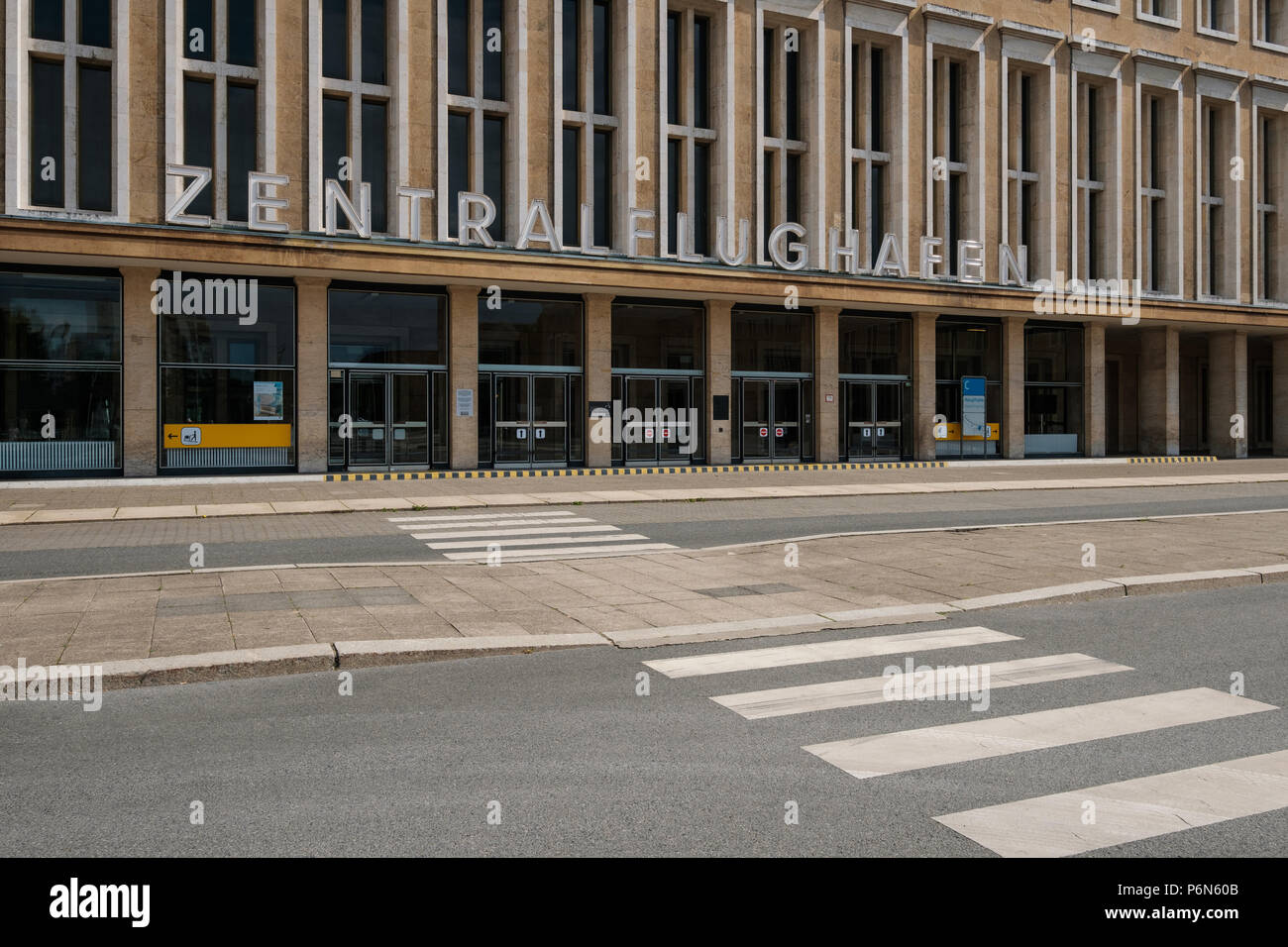 Berlino, Germania - Giugno 2018: il Tempelhof Aeroporto Internazionale / ex edificio aeroportuale a Berlino, Germania Foto Stock