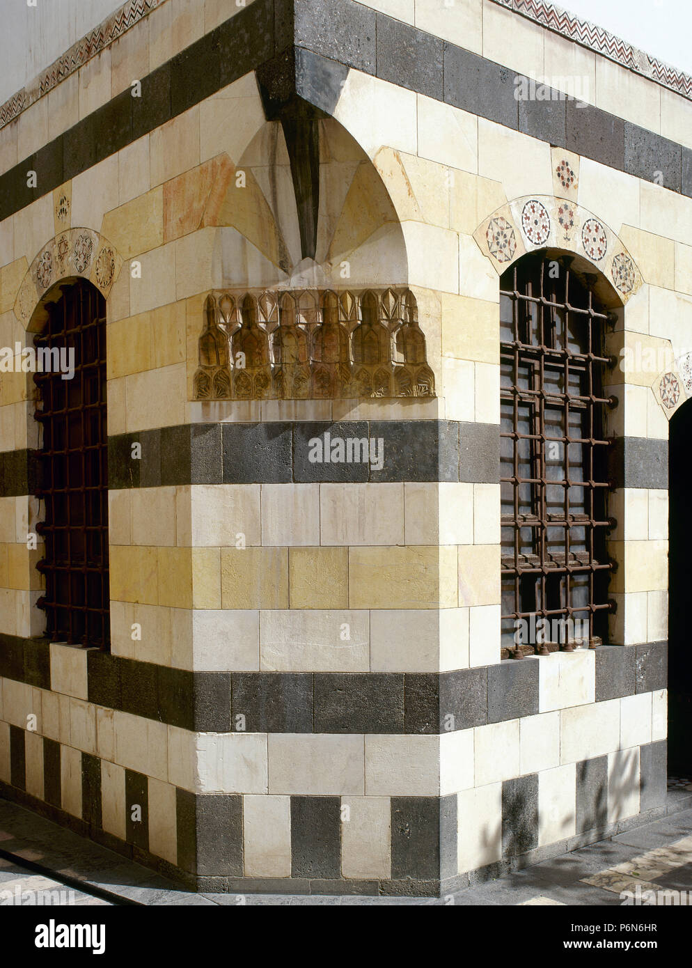 La Siria. Damasco. (Antica città). Azam Palace. Essa fu costruita nel 1749-1752. Residenza privata per un'ad Pasha al-Azm, governatore di Damasco. Stile ottomano. Dettagli architettonici. Muratura in pietra della facciata. Foto Stock