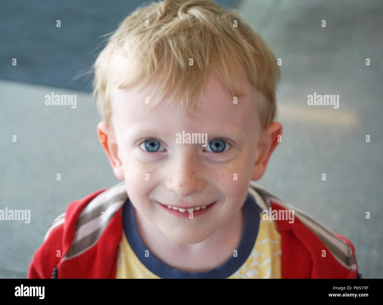 Ragazzo close up ritratto. Carino e felice, sorridente quattro anno vecchio ragazzo, con capelli biondi e splendide blue eyed Foto Stock