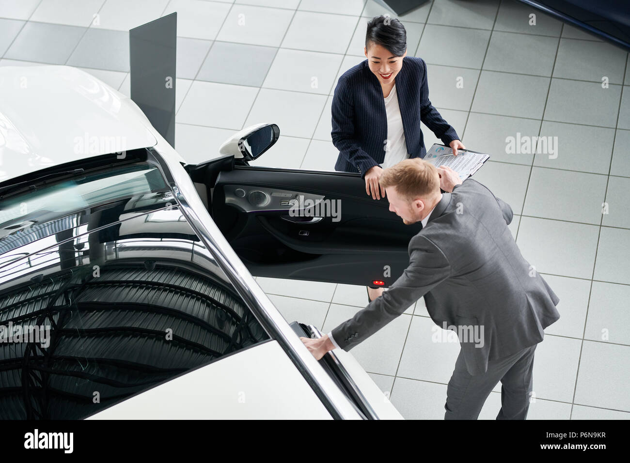 Uomo al salone auto Foto Stock
