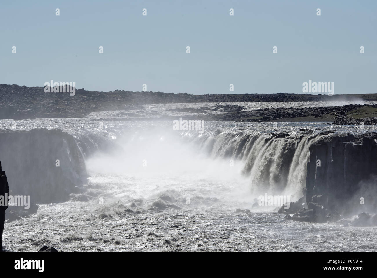 Dettifoss Europa s più grande cascata Jokulsa su un fiume Fjollum Islanda Regioni polari.i turisti sul sentiero di Dettifoss cascata in Vatnajokull National Foto Stock
