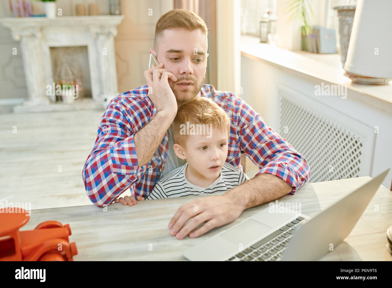Padre figlio Baby Sitter Foto Stock