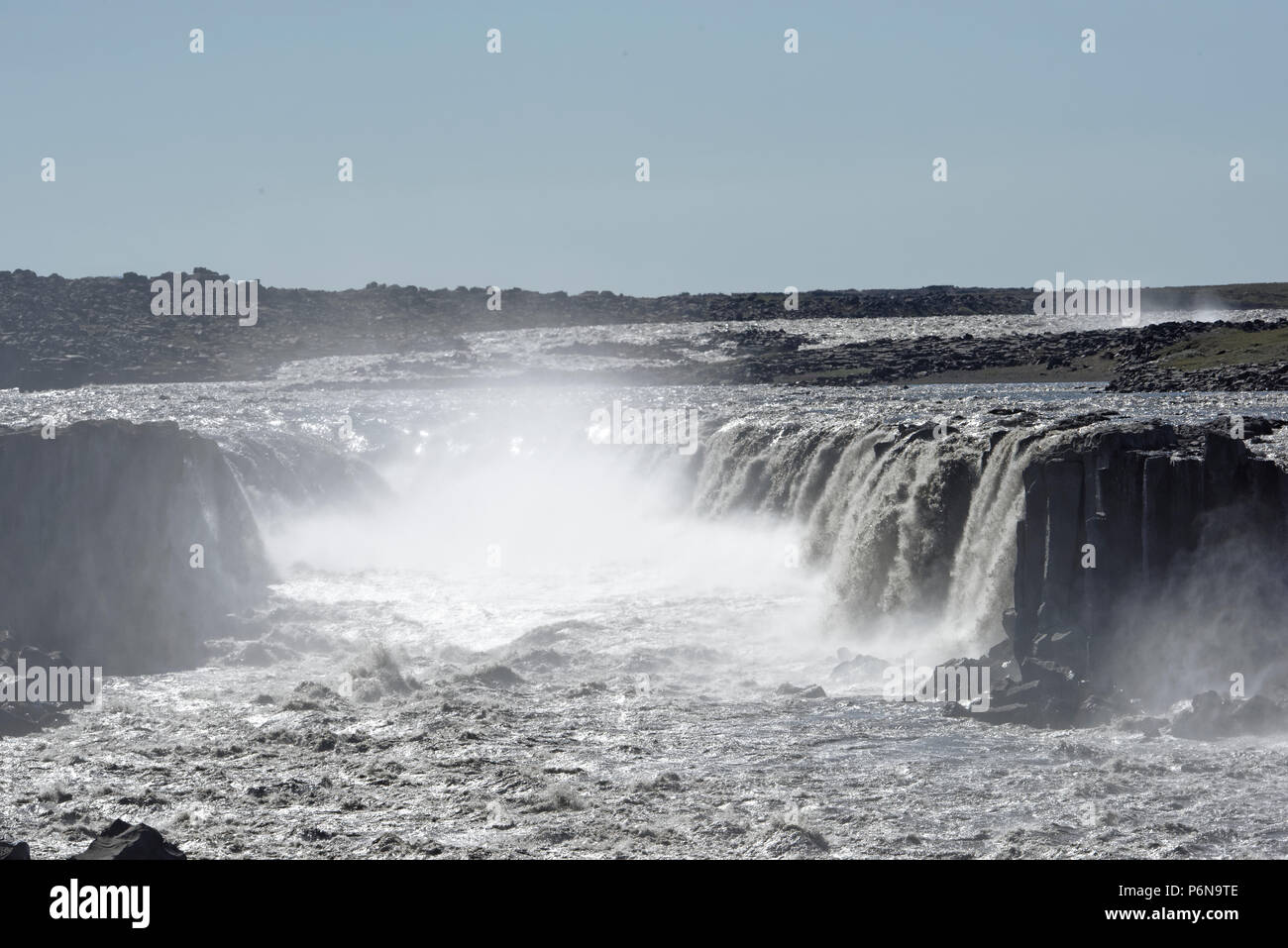 Dettifoss Europa s più grande cascata Jokulsa su un fiume Fjollum Islanda Regioni polari.i turisti sul sentiero di Dettifoss cascata in Vatnajokull National Foto Stock