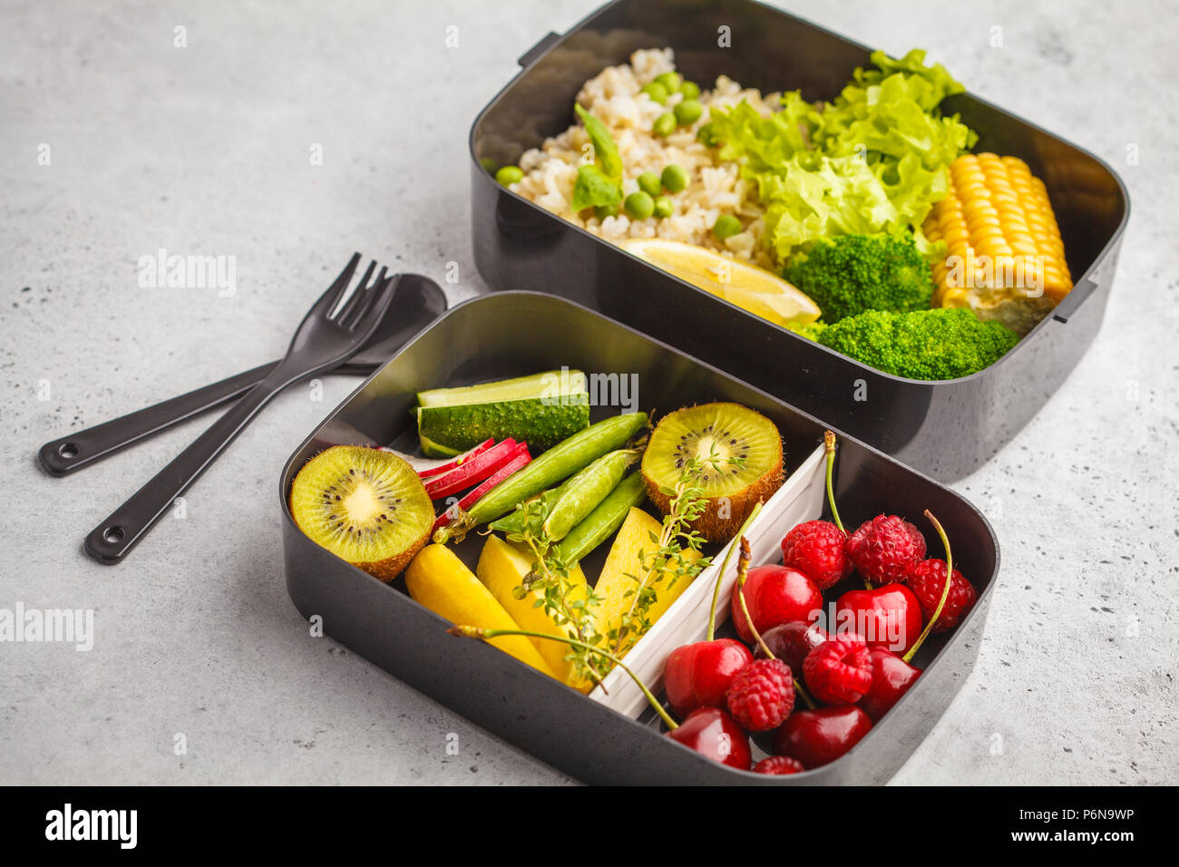 Pasto sano prep contenitori con riso marrone, broccoli, ortaggi e frutta e bacche, sfondo bianco Foto Stock