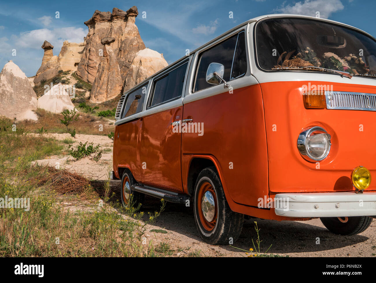 Bus retrò in alieno casa grotta di Camini di Fata rocce nel fungo Pasabag, monaci Valley, Cappadocia, Turchia. Foto Stock