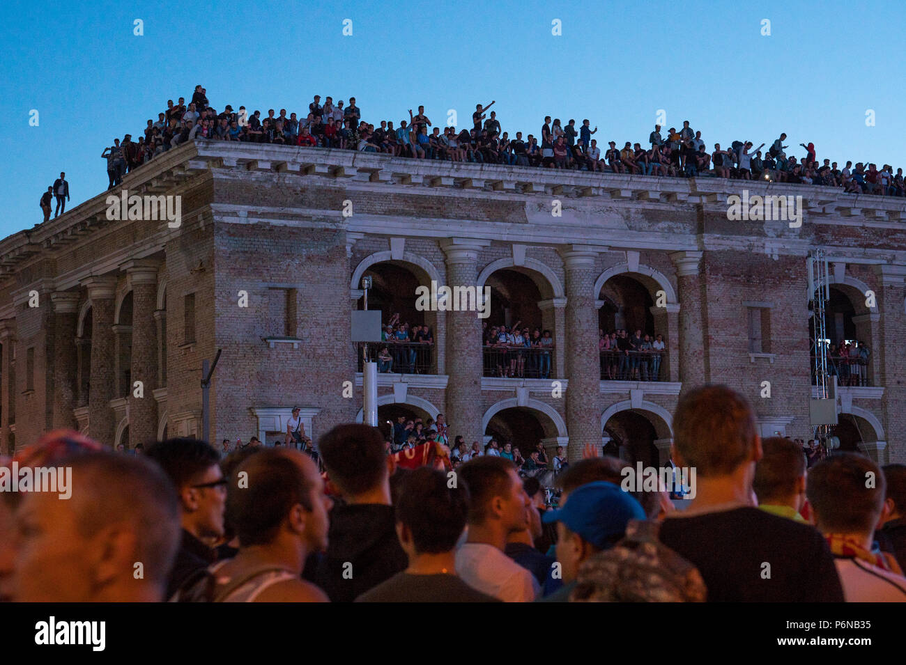 Kiev, Ucraina - 26 Maggio 2018: Persone e tifosi di calcio nella principale zona di ventola a Kiev. Finale di UEFA Champions League. Liverpool vs Real Madrid a Kiev, Ucraina Foto Stock