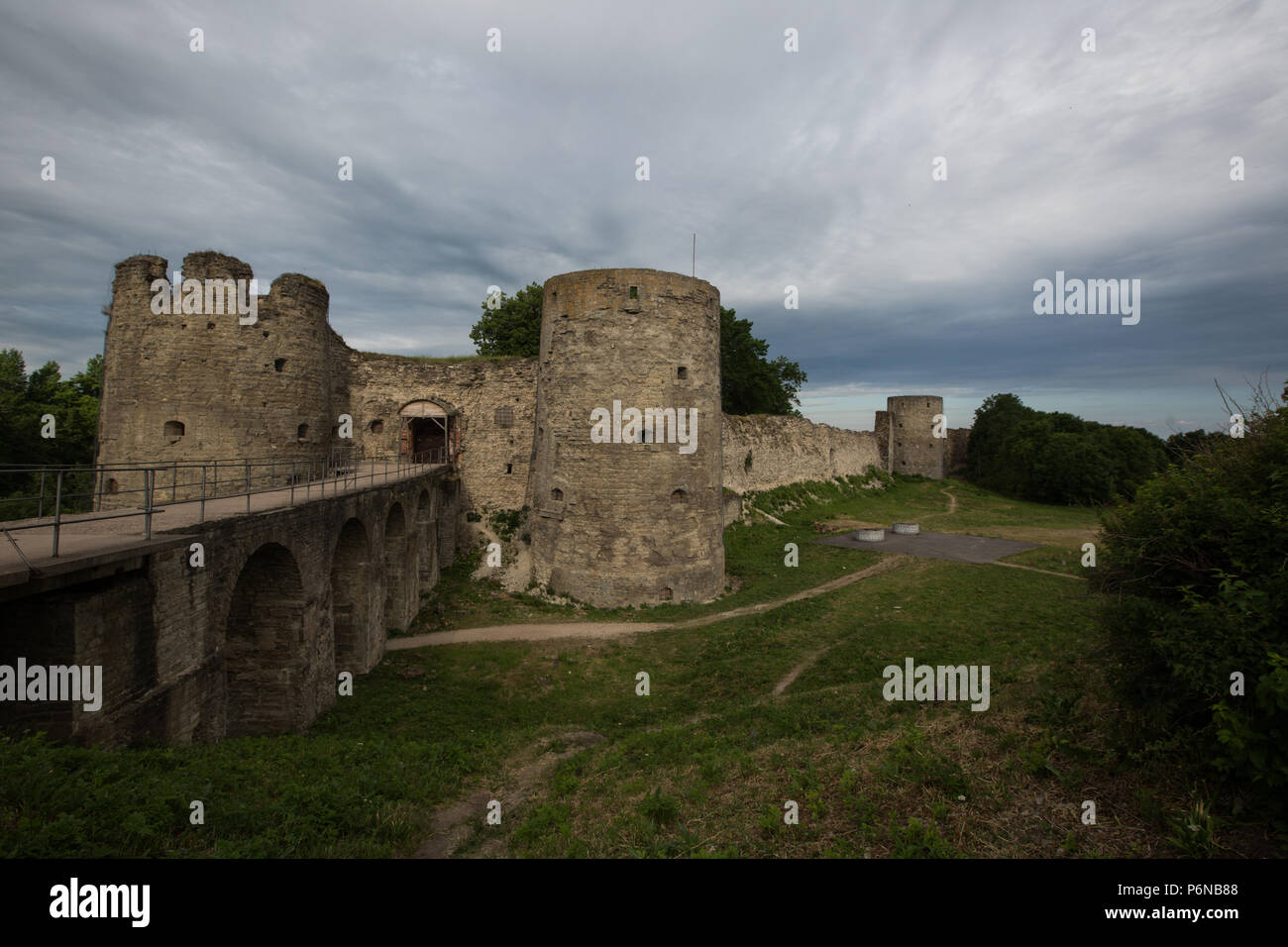 KOPORYE, l'oblast di Leningrado / RUSSIA - Giugno 17, 2018: Medievale Koporye fortezza. I quartieri di San Pietroburgo Foto Stock